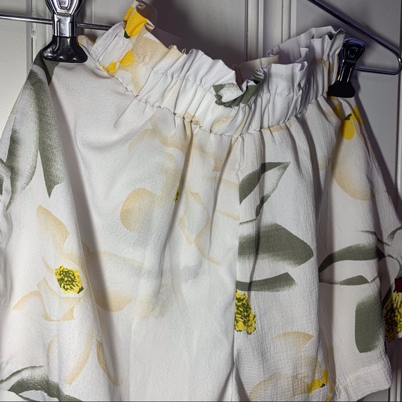 Like New!! Frill Waist Floral Print Shorts in XS - Picture 2 of 4